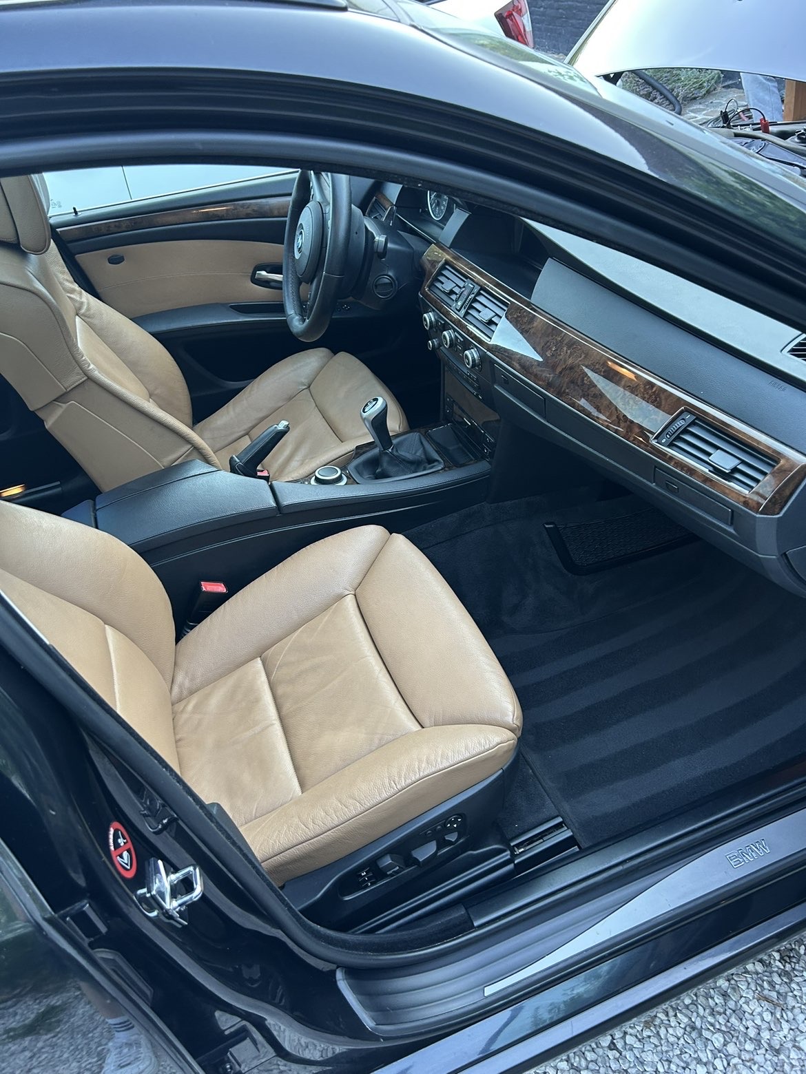 Voorste interieur van de BMW 5 Serie Touring met beige leder
