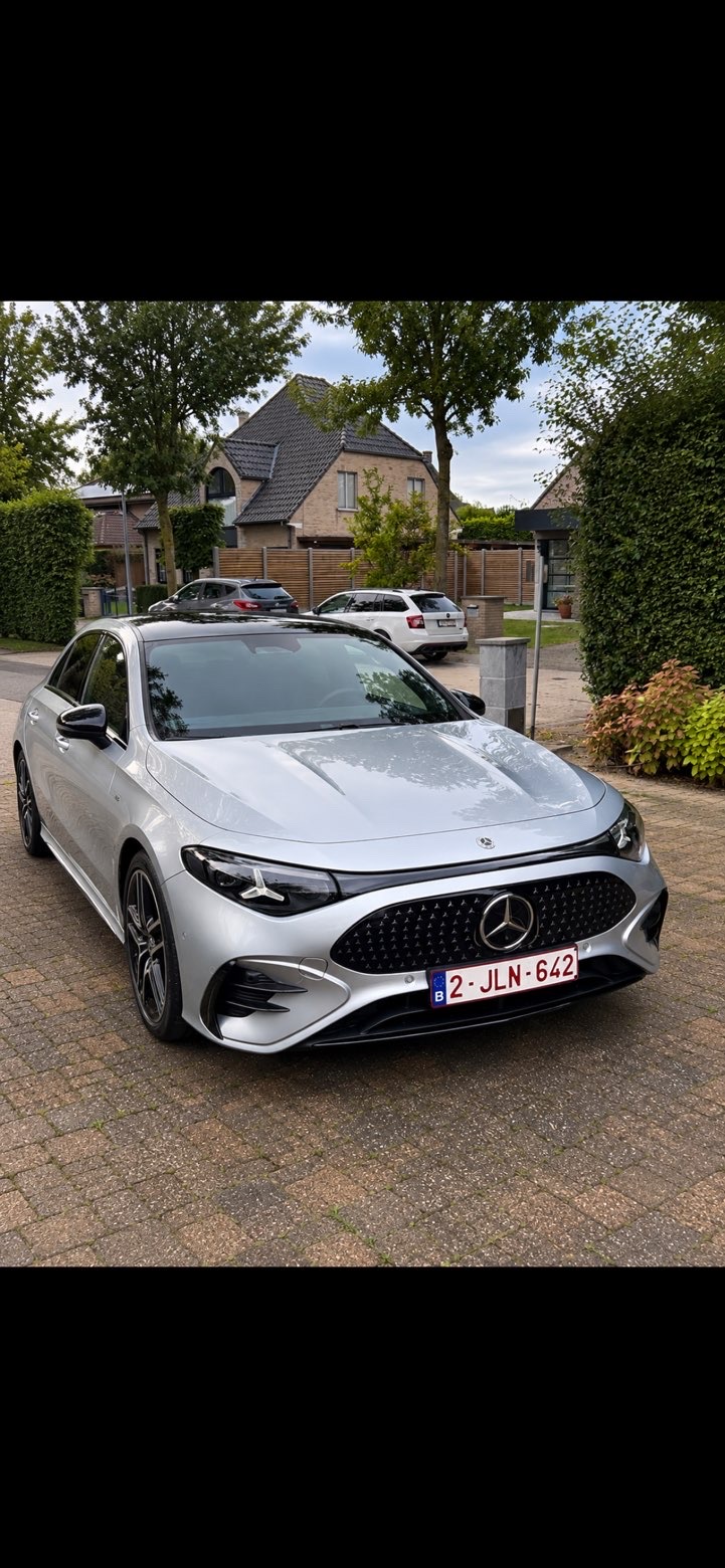 Zilveren Mercedes-Benz CLA van schuin vooraan